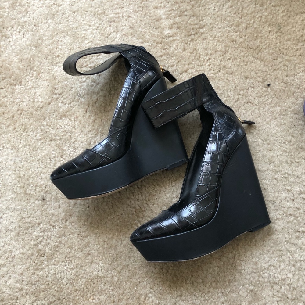 BCBG SHOES - Picture 2 of 2